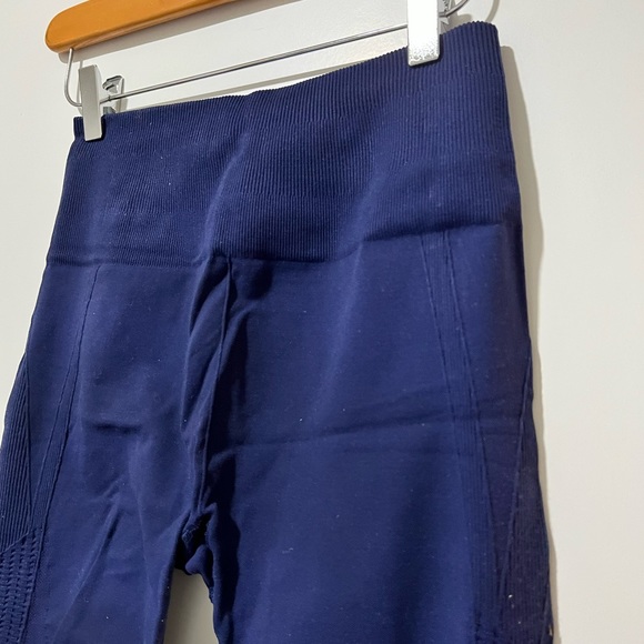 Lululemon in the flow crop leggings (blue, size 6) - Picture 3 of 5